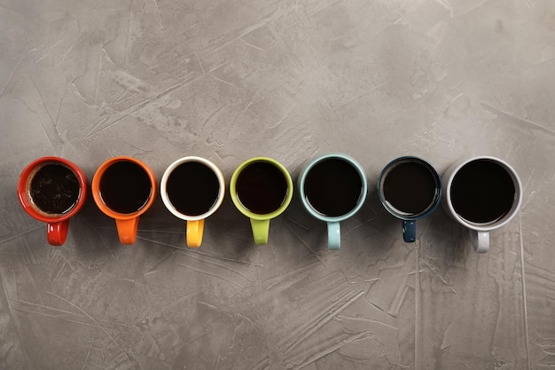 Composición plana con tazas de café sobre fondo gris Fotografía de alimentos