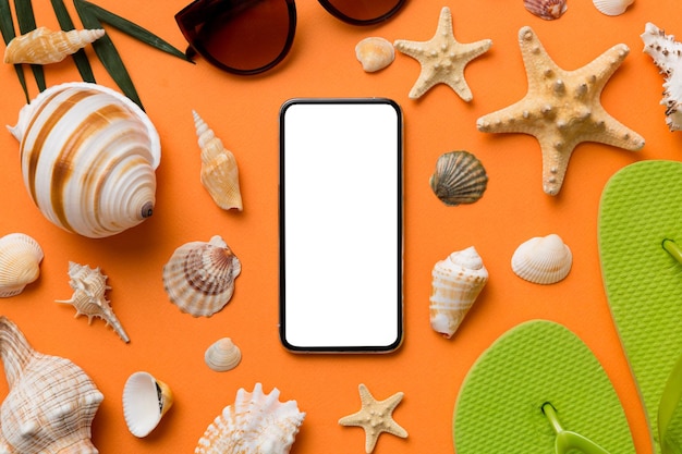 Composición plana con teléfono y accesorios de playa sobre fondo de color Smartphone con pantalla en blanco simulada con espacio de copia