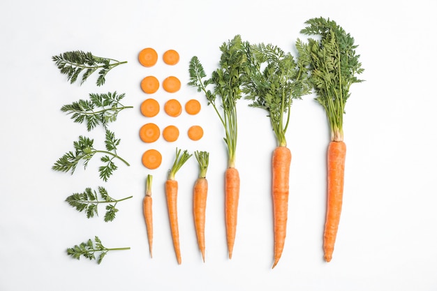 Composición plana con zanahorias frescas maduras