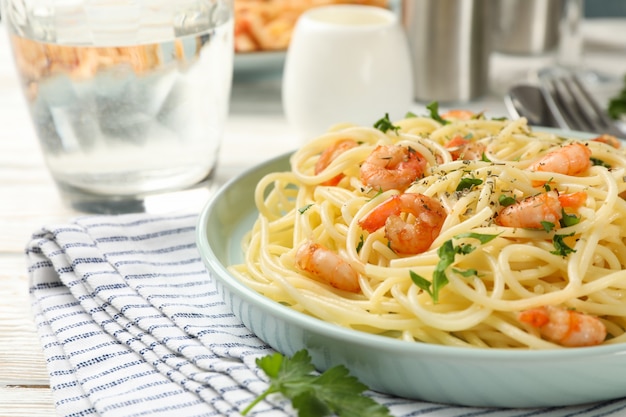 Composición con plato de sabrosa pasta con camarones en madera