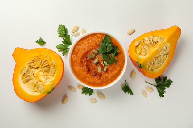 Composición con plato de sopa de calabaza