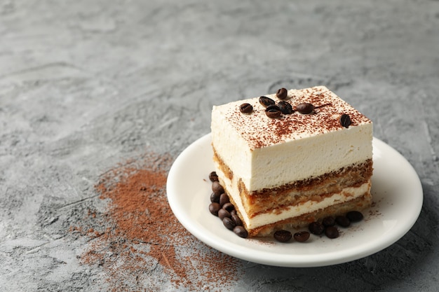 Composición con plato de tiramisú sabroso en gris