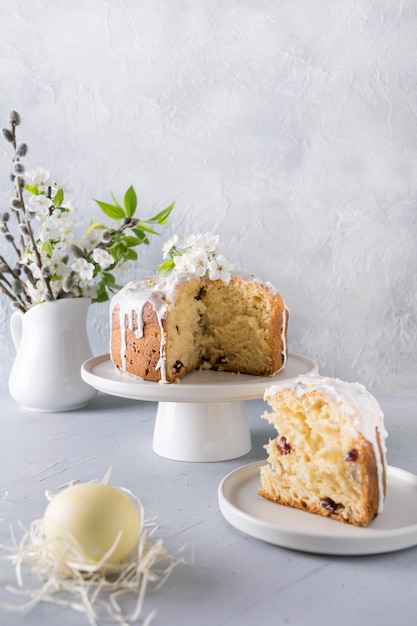 Composición de primavera de pastel de Pascua. Desayuno de vacaciones.