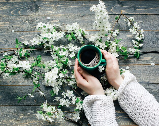 Composición de primavera con reloj vintage y flores en madera oscura