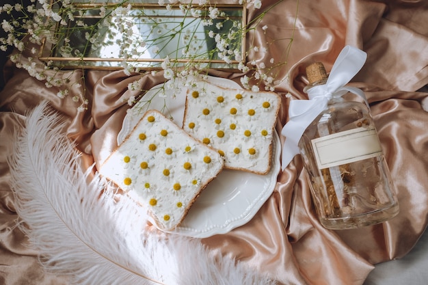 Composición de primavera, sándwich de pan tostado con flores de manzanilla
