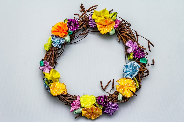 Composición primaveral de una corona de ramas de abedul y flores coloridas artesanales