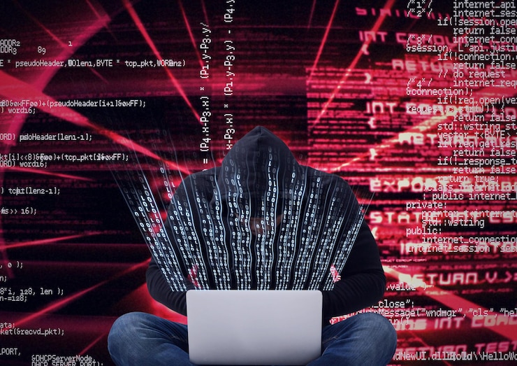 Foto composición de procesamiento de datos y codificación binaria sobre pirata informático en el capó usando una computadora portátil
