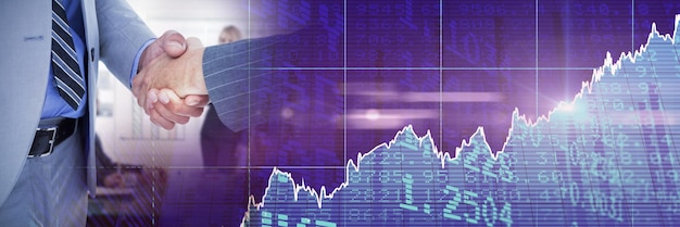 Composición del procesamiento de datos financieros sobre el apretón de manos del empresario en segundo plano.