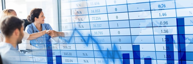 Composición del procesamiento de datos financieros sobre el apretón de manos del empresario en segundo plano.