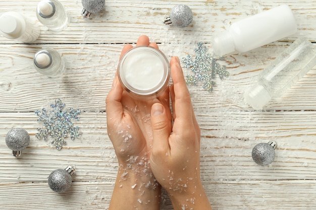 Composición con productos cosméticos de invierno en mesa de madera blanca