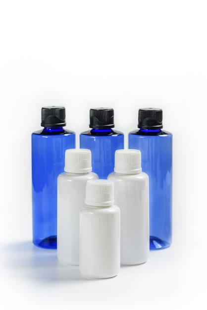 Foto composición con productos cosméticos sobre un fondo blanco.