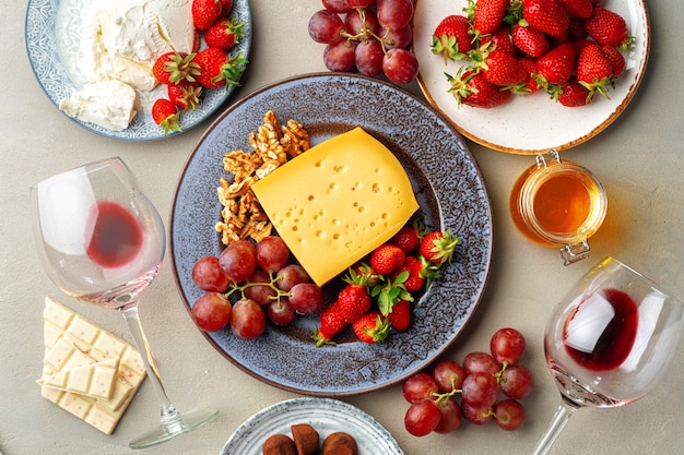 Composición de queso y frutas en mesa gris