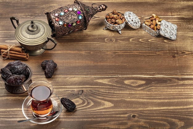 Composición de Ramadán con taza de té y dátiles secos.