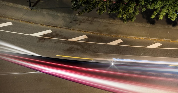 Composición de la red de senderos de luz rosa y conexiones por carretera.