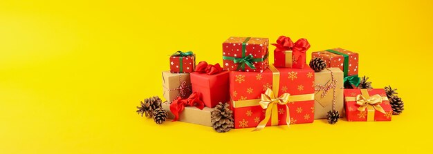 Composición con regalos de Navidad sobre fondo amarillo