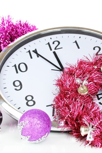 Composición de reloj y adornos navideños aislado en blanco