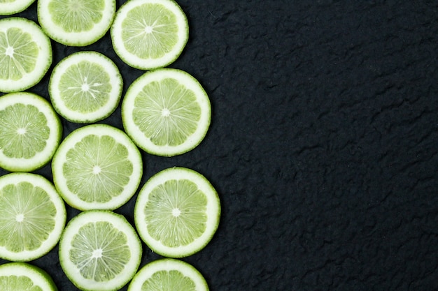 Composición de rodajas de limón verde fresco