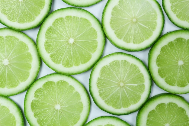 Composición de rodajas de limón verde fresco
