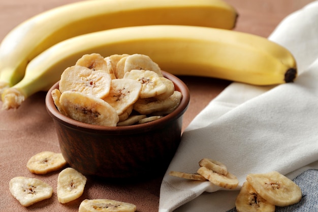 Composición con rodajas de plátano dulce seco, plátanos frescos. Vista superior con espacio para texto. Frutos secos como merienda saludable. Desayuno saludable