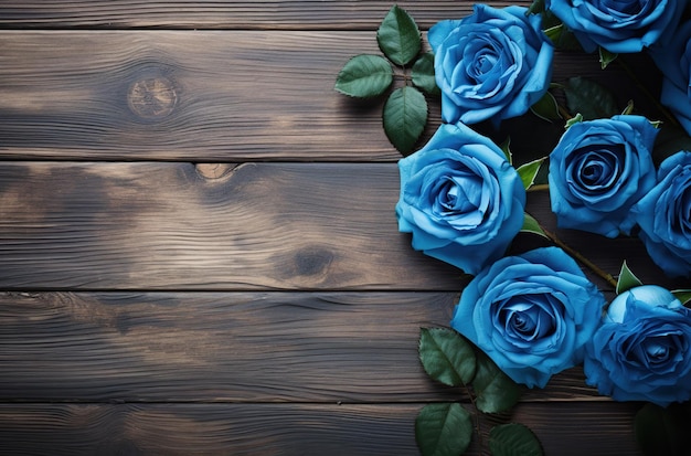 Composición de rosas azules en una mesa de madera