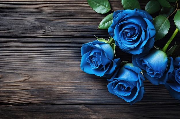 Composición de rosas azules en una mesa de madera