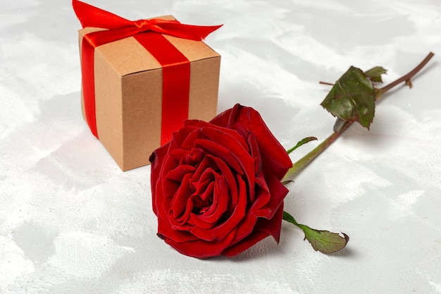 Composición de rosas rojas y cajas de regalo.