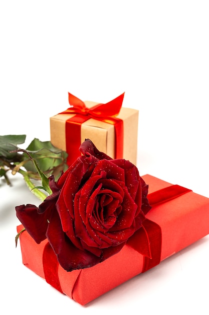 Composición de rosas rojas y cajas de regalo.