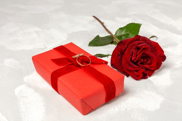 Composición de rosas rojas y cajas de regalo.