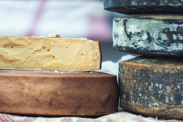 Composición de ruedas de queso artesanales tradicionales