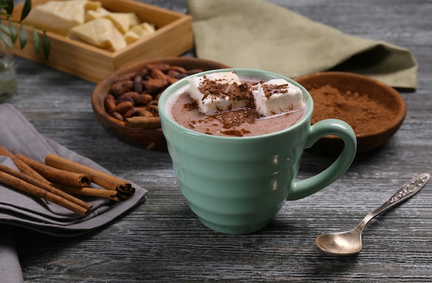 Foto composición con sabrosa bebida de cacao en mesa de madera