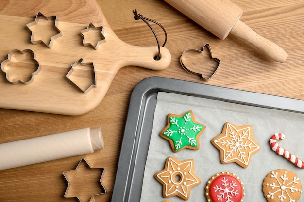 Composición con sabrosas y coloridas galletas navideñas en la vista superior de la mesa