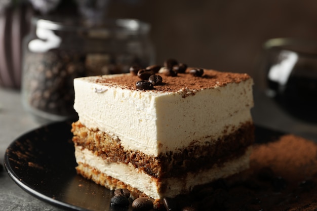 Composición con sabroso tiramisú y café. Postre delicioso