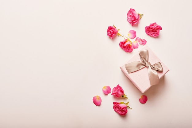 Composición de San Valentín caja de regalo rosa con flores.