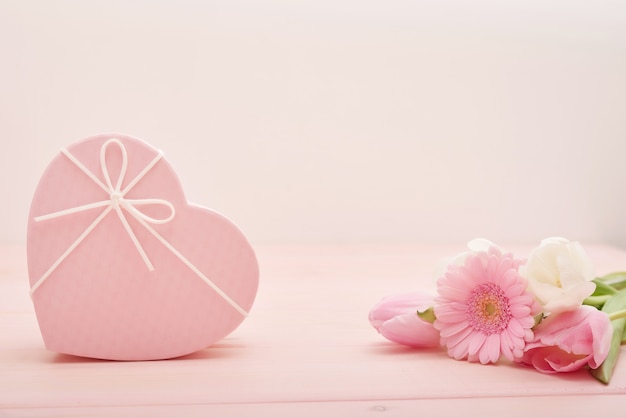 Composición de San Valentín caja de regalo rosa con flores.