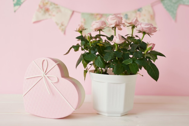 Composición de San Valentín caja de regalo rosa con flores.