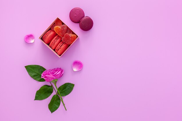 Composición de San Valentín con caja de regalo y rosa.