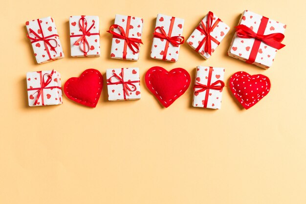 Composición de San Valentín de cajas de regalo y corazones textiles rojos