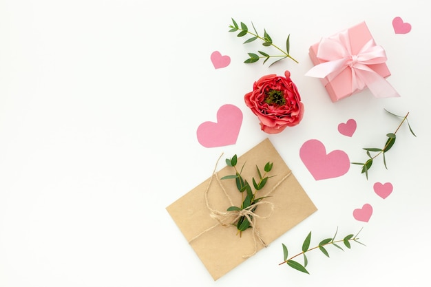 Composición de San Valentín: cajas de regalo rosa con cinta, corazón y rosa