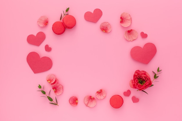 Composición de San Valentín con papel en forma de corazón y rosa