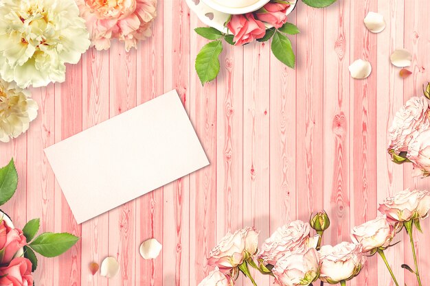 Composición de San Valentín con tarjetas de felicitación y flores en la mesa de madera