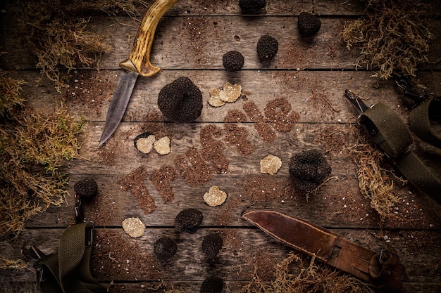 Foto composición de setas trufas negras en madera