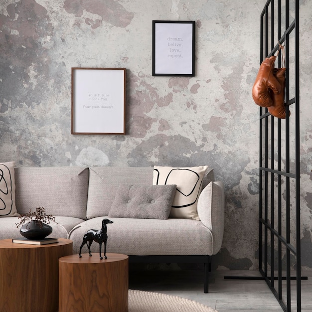 Composición sofisticada de sala de estar moderna con sofá de diseño, lámpara, alfombra, perchero, decoración y accesorios personales Wabi sabi, muro de hormigón, decoración minimalista para el hogar Plantillas