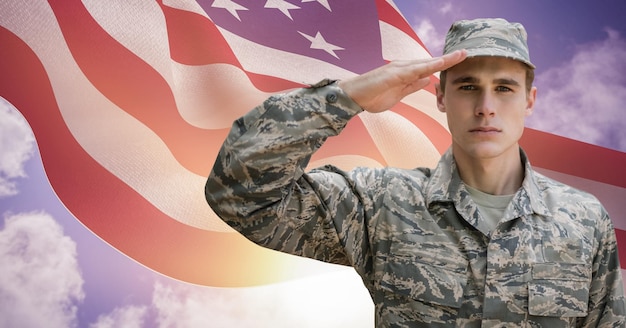 Composición del soldado masculino saludando sobre la bandera americana