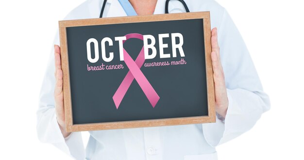 Composición de sonriente doctora con logo de cinta rosa y texto de cáncer de mama en blanco