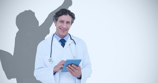 Composición de la sonrisa del médico y del atleta masculino sonriente con espacio de copia en blanco