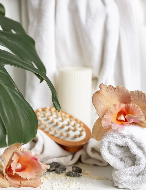 Composición de spa con accesorios de baño y flores de orquídeas tailandesas