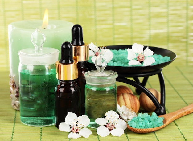 Composición de spa con aceites aromáticos en primer plano de la mesa