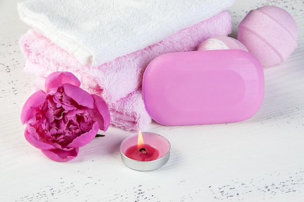 Composición SPA con bombas de baño y peonía rosa