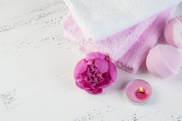 Composición SPA con bombas de baño y peonía rosa