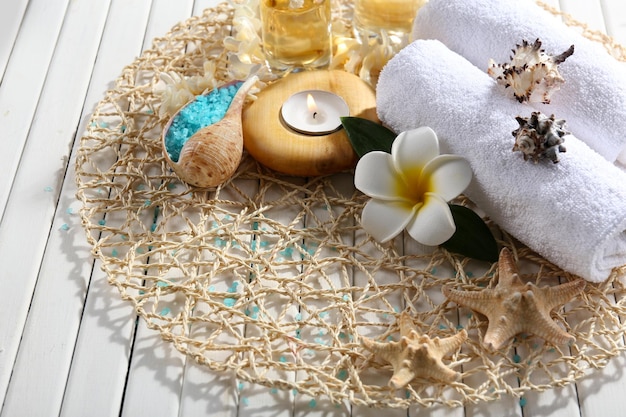 Composición de spa decorada en servilleta de mimbre de cerca